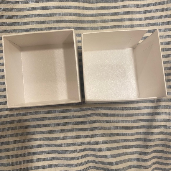 Van Cleef & Arpels White Gift Box - Picture 2 of 2